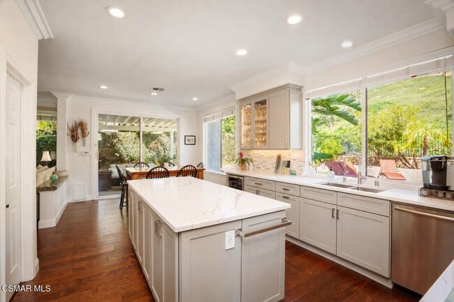 Building Photo - 1004 Lambourne Pl
