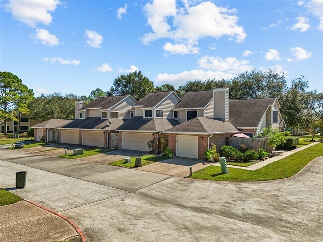 Building Photo - 16532 Holly Trail Dr