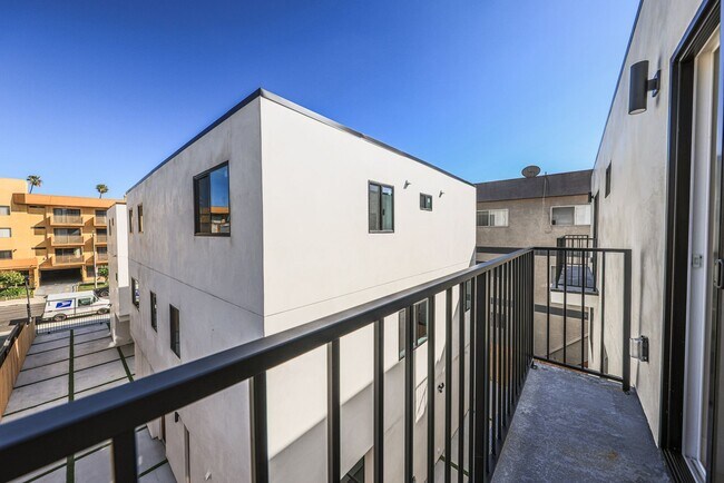 Building Photo - 1237 N Orange Dr