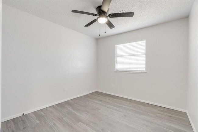 Building Photo - 11715 N Francis Ave