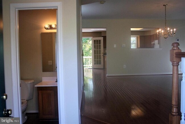 Building Photo - 5619 Glenwood Mews Dr