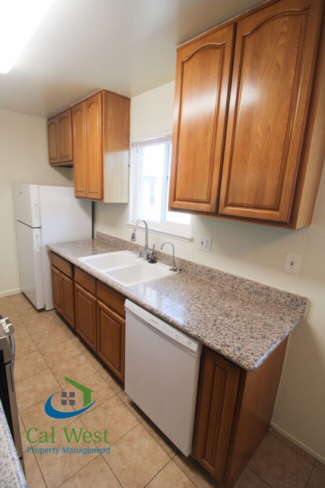 Building Photo - $2395 - 2 Beds/1 Bath Upstairs Condo Near ...