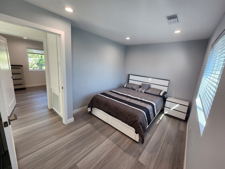 Building Photo - 10742 Gerald Ave