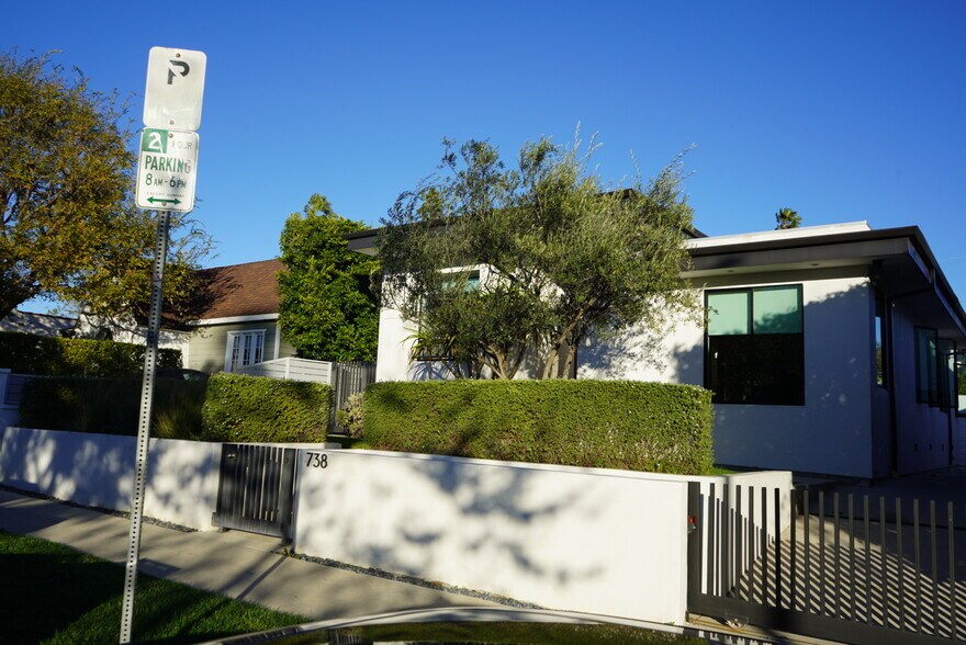 Building Photo - 738 N Sierra Bonita Ave