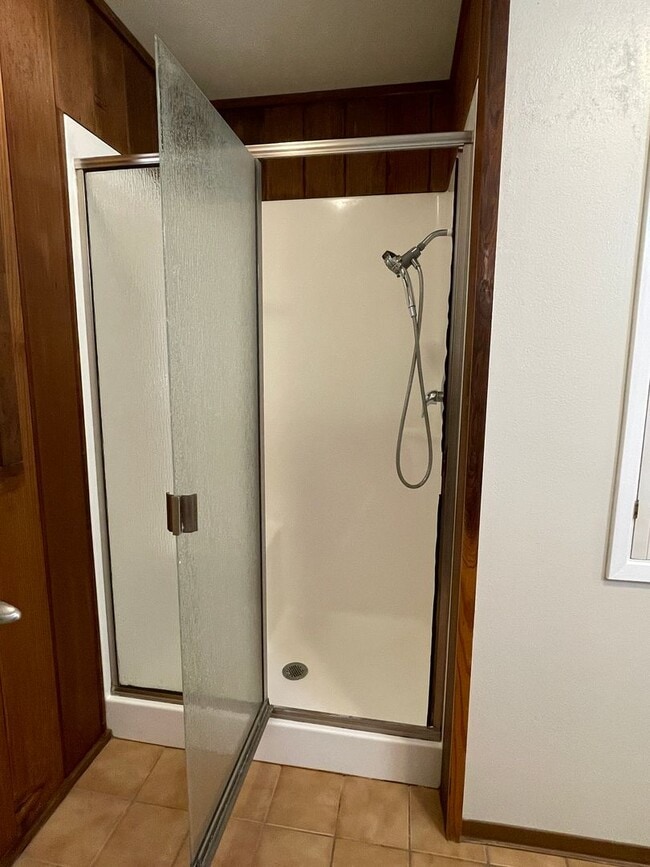 Building Photo - 4 bed, 3 bath split-level home in a private, forested setting (Bayside)