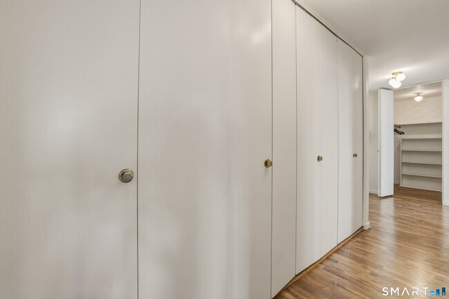 Building Photo - 889 Farmington Ave