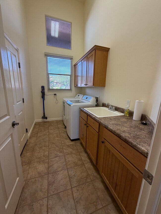 Building Photo - 1642 N Great Basin Dr