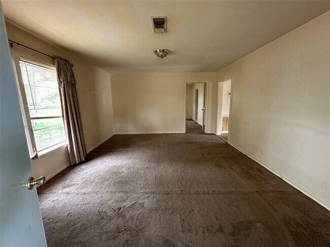 Building Photo - 2570 Stadium Dr