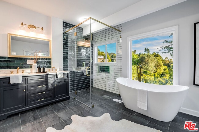 Building Photo - 3323 N Knoll Dr