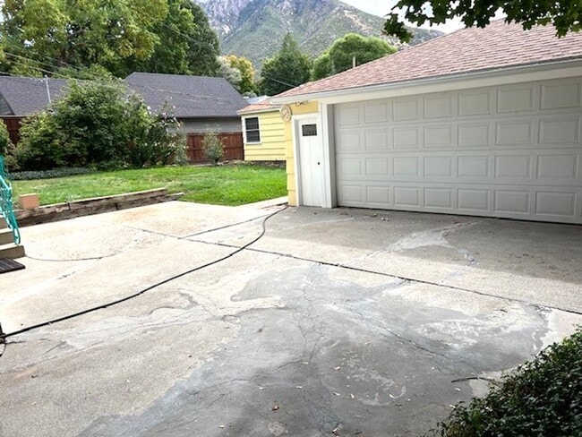 Building Photo - 4 Bedroom Home in Holladay