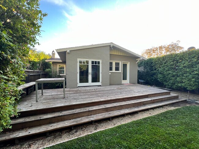 Building Photo - CHARMING TWO BED / ONE BATH HOME ONE BLOCK...