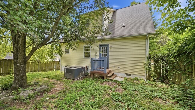 Building Photo - 3 bedroom, 2 bath adorable home in Cleveland!