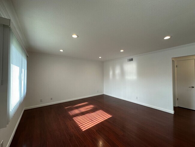 Building Photo - Updated 2 Bed / 1 Bath - Ground Floor Condo - Commuter-Friendly Location
