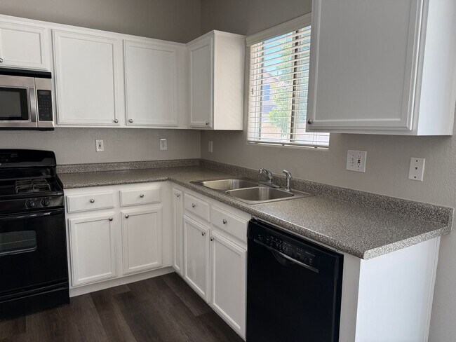 Building Photo - 4bd/2.5bath House