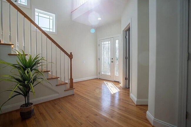 Building Photo - 361 Windsor Dr