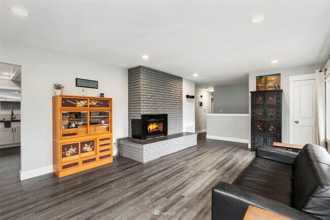 Building Photo - Beautiful 4 Bedroom Close to Everything!