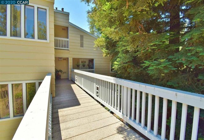 Building Photo - Beautifully Updated 2-bedroom 2 bath Condo...