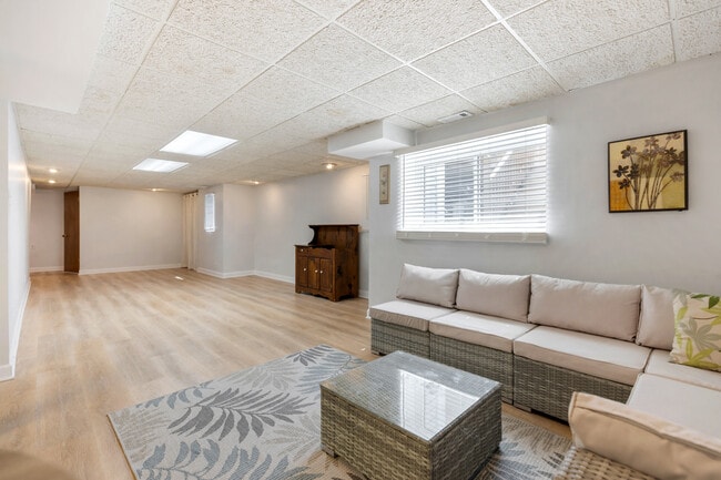 Building Photo - 526 Normandy Ln