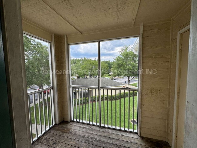 Building Photo - 217 Woodlake Wynde
