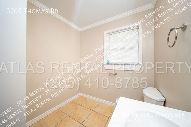 Building Photo - 3209 Thomas Rd