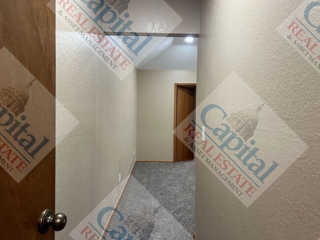 Building Photo - Charming 3 Bedroom