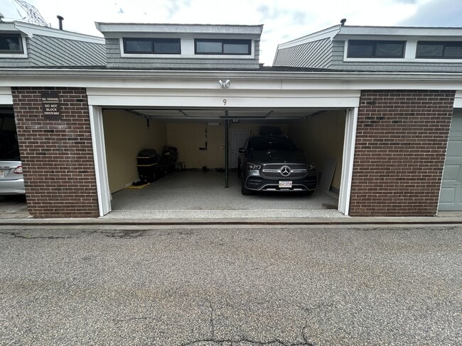 Building Photo - 9 Rosewood Dr