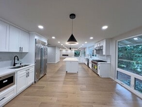 Building Photo - Freshly Remodeled 5BR Home in Prime Bellevue Enatai