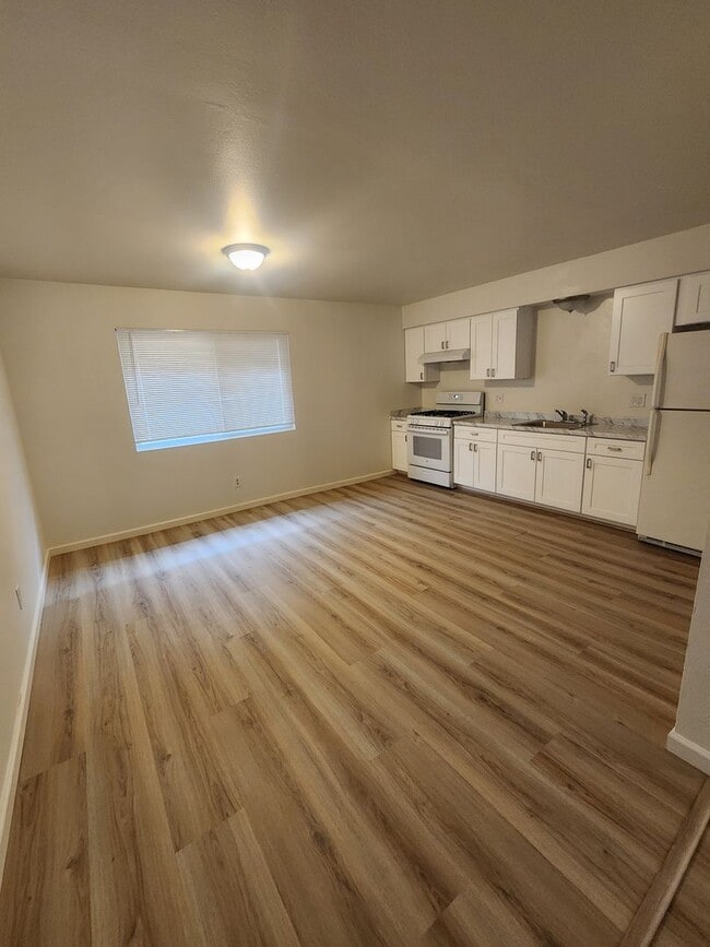 Building Photo - L77700