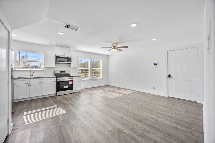 Building Photo - 8211 Bigwood St