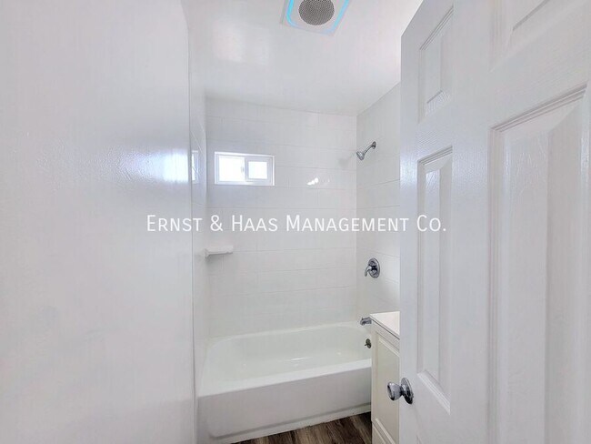 Building Photo - 1027 E 7th St