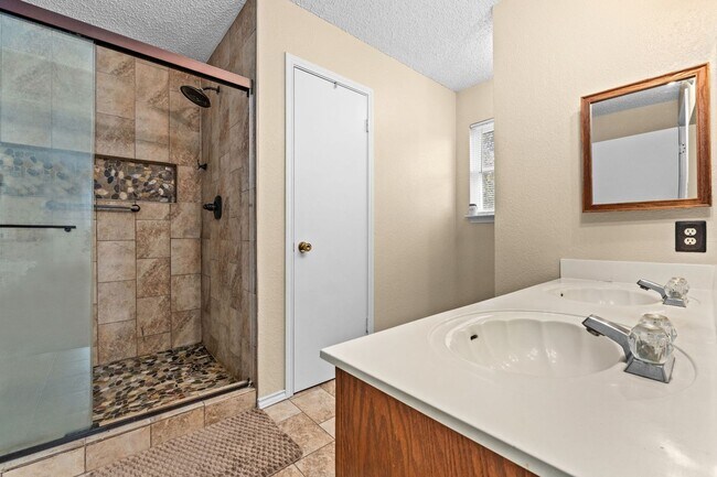 Building Photo - Texas sized home near the golf course