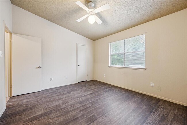 Building Photo - 702 Rollingway Dr