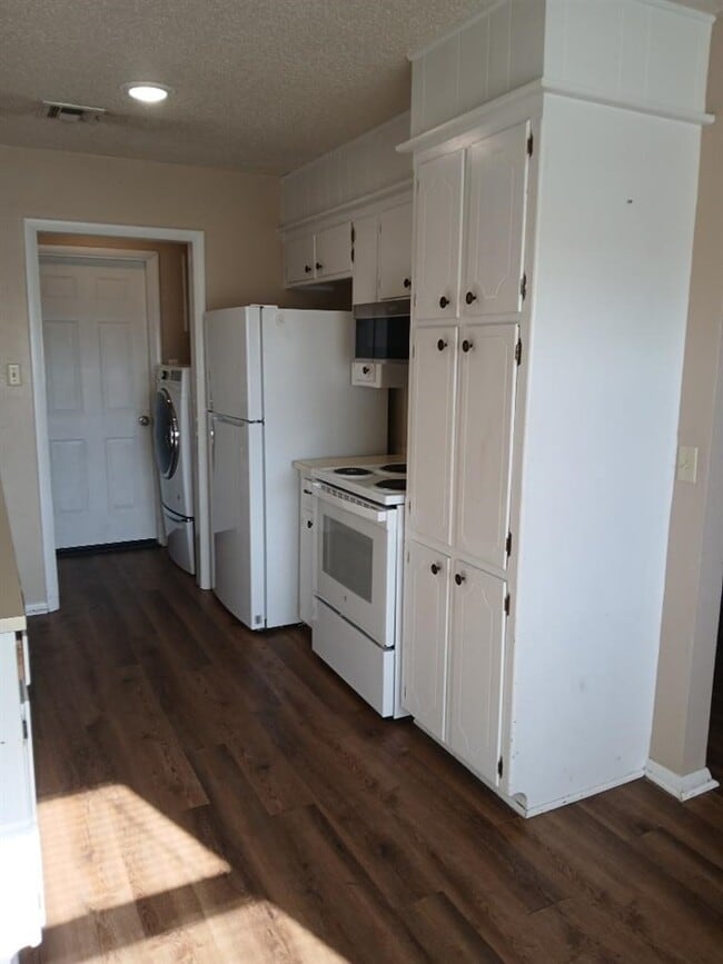 Building Photo - 119 SE Surrey Ln