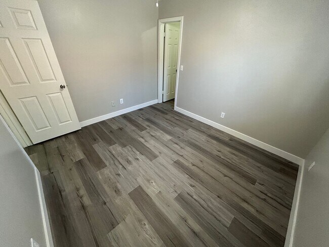 Building Photo - BEAUTIFUL 2 BED 2 BATH SECOND FLOOR CENTRAL LAS VEGAS CONDO