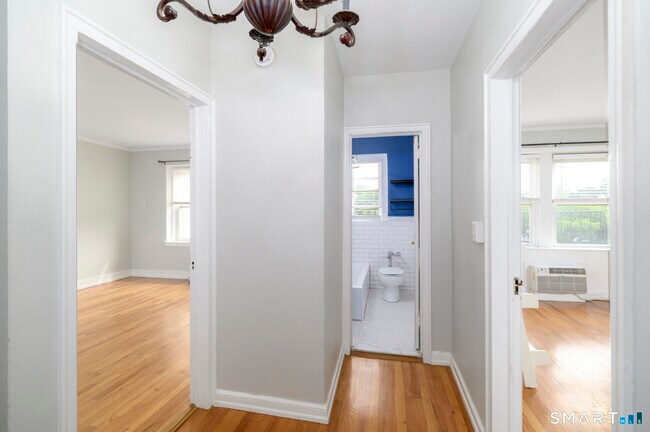 Building Photo - 136 Woodside Green