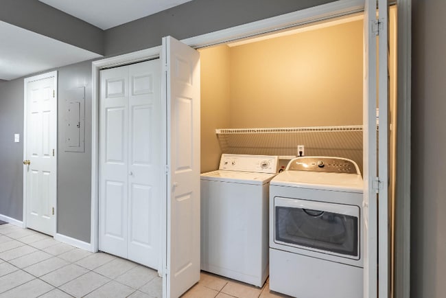 Building Photo - 3360 S Oaklawn Cir