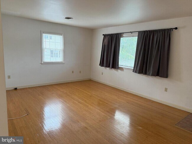 Building Photo - 5110 Woodbine Rd