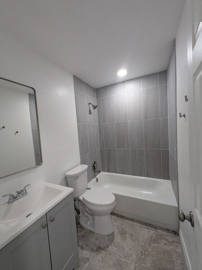 Building Photo - Nice 2/2 duplex in Crystal River