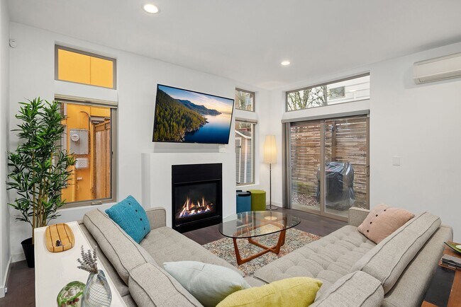 Building Photo - North Beacon Hill Townhome Living!