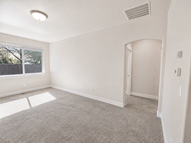 Building Photo - Spacious 3BR Home with Private Yard Near Alpenglow Park