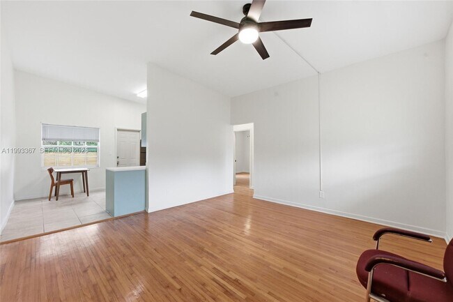 Building Photo - 1620 NE 160th St