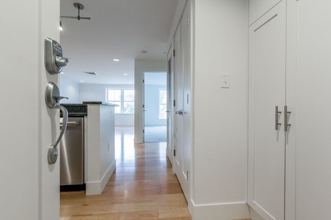 Building Photo - 1BR/1BA - Beautiful Updated Condo in Downtown Portland