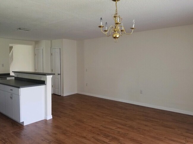 Building Photo - $1000 Off First Full Months Rent - Spacious townhome in Riverview!