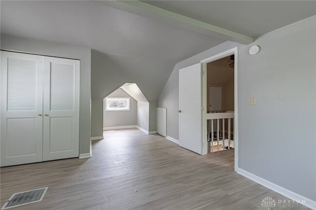 Building Photo - 521 Oakview Dr