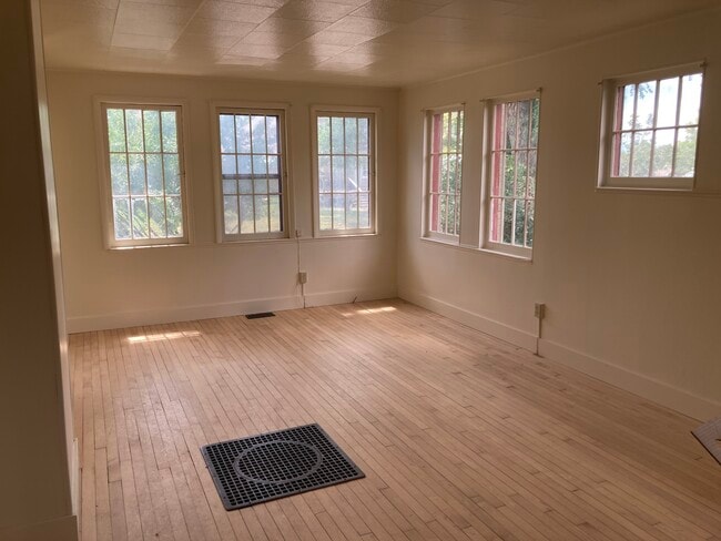 Livingroom - 110 E Hickory St