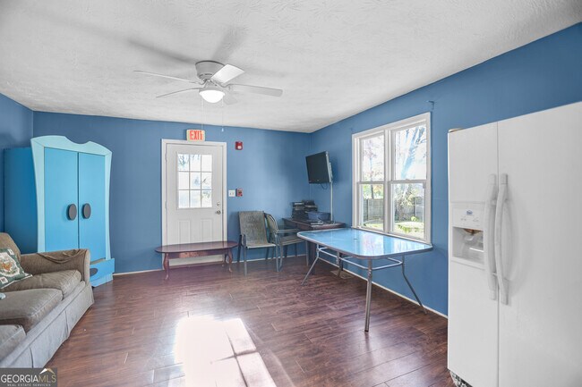 Building Photo - 492 Pine Rd