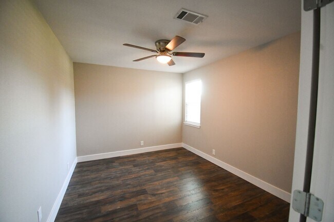 Building Photo - 4 bdrm, 2 bath - NEWLY Remodeled