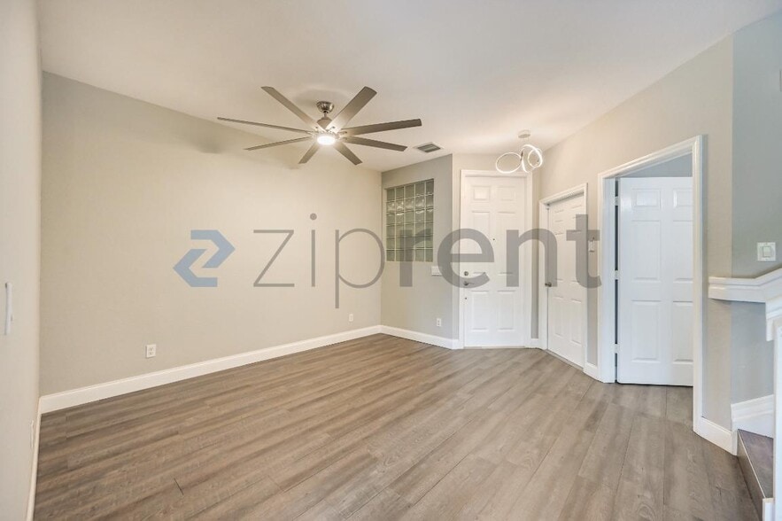 Building Photo - Unit