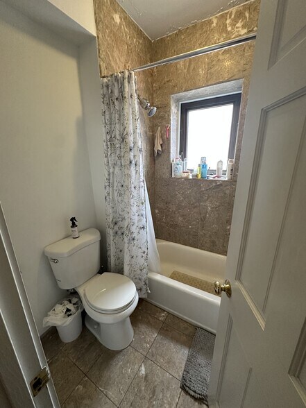 Building Photo - 452 Park Dr