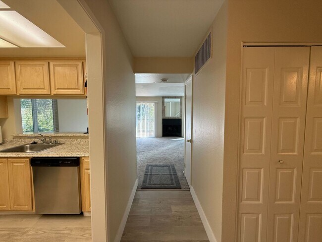 Building Photo - 3 Bed 2.5 Bath Available NOW!!! 2 Car Gara...